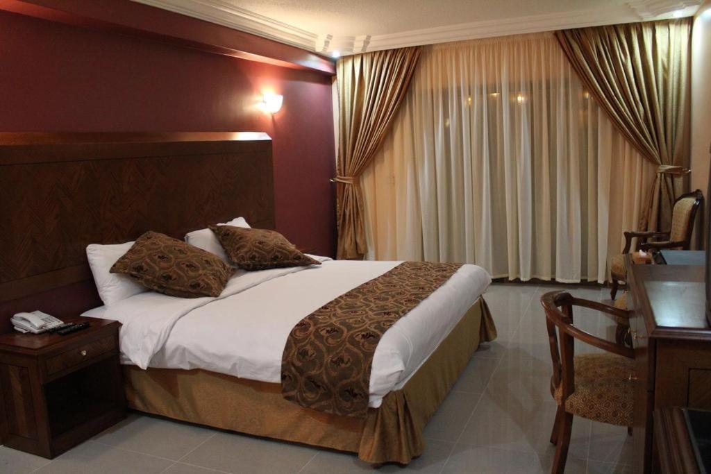 Al Anbat Hotel & Restaurant Ваді-Муса Екстер'єр фото